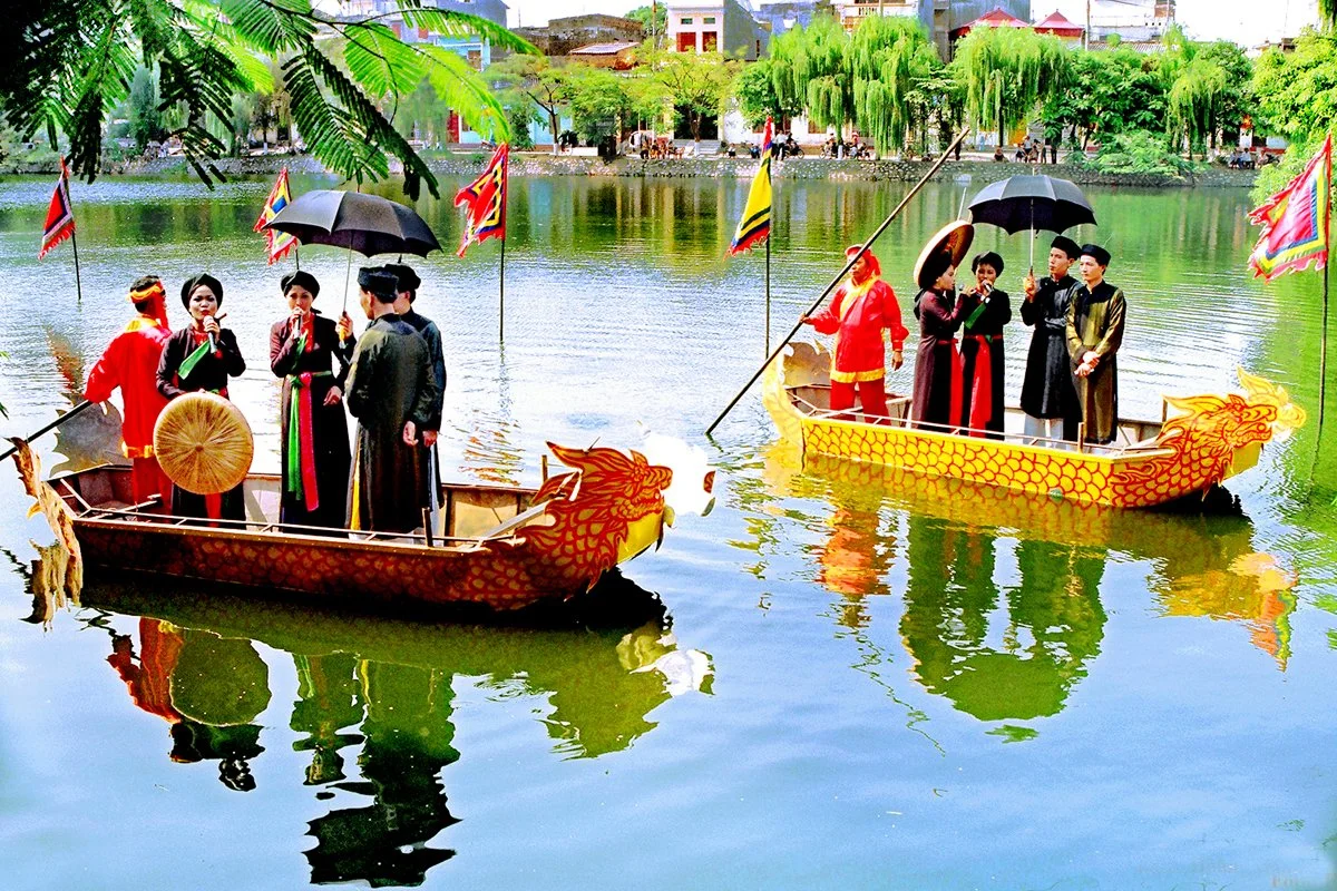 Liền anh, liền chị hát Quan họ trên thuyền