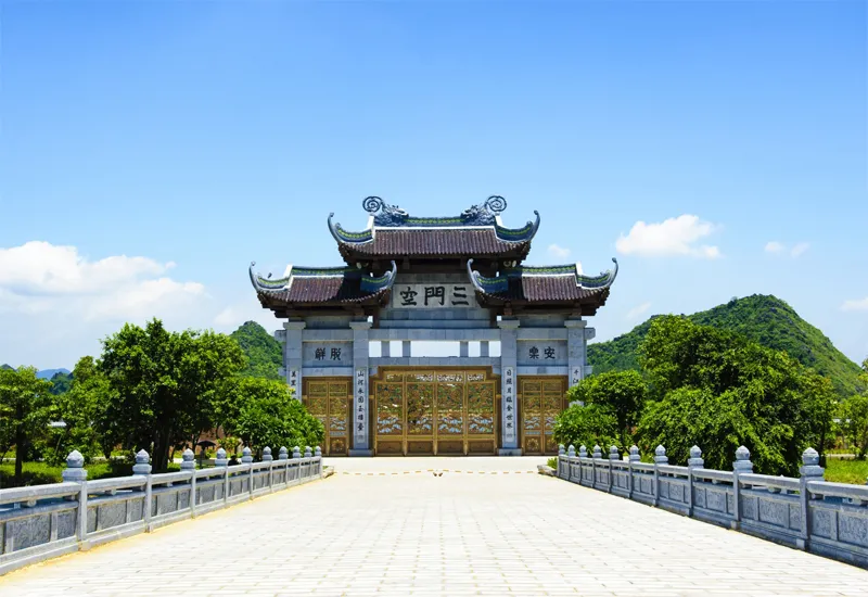 Cổng Tam quan ngoại chùa Bái Đính — Ninh Bình