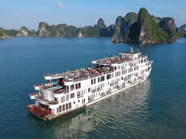 Du thuyền Ambassador trên vịnh Hạ Long