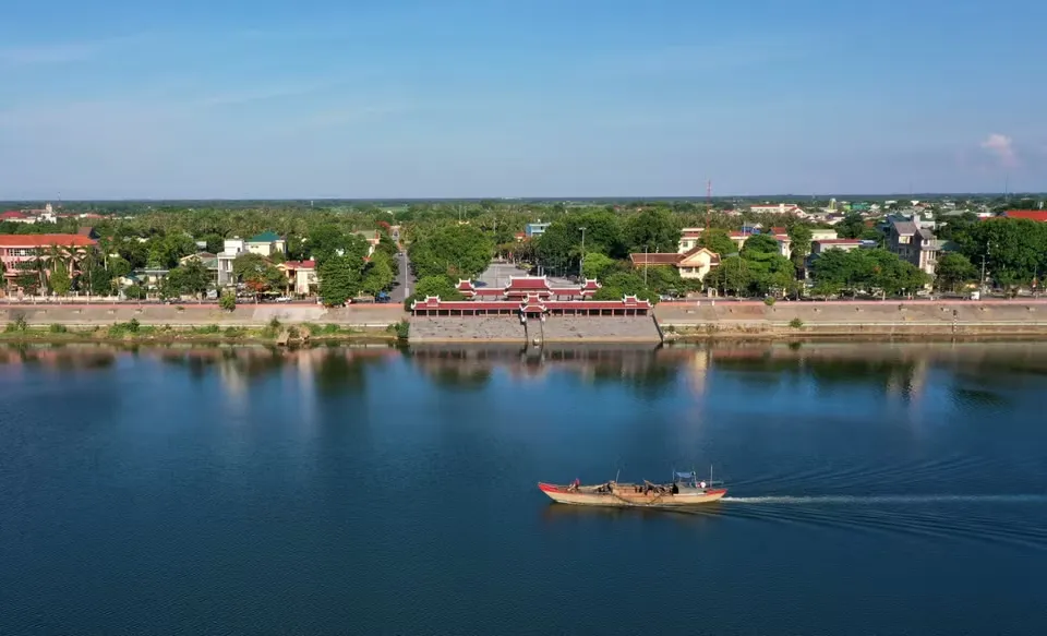 Sông Thạch Hãn và bến thả hoa bờ Nam